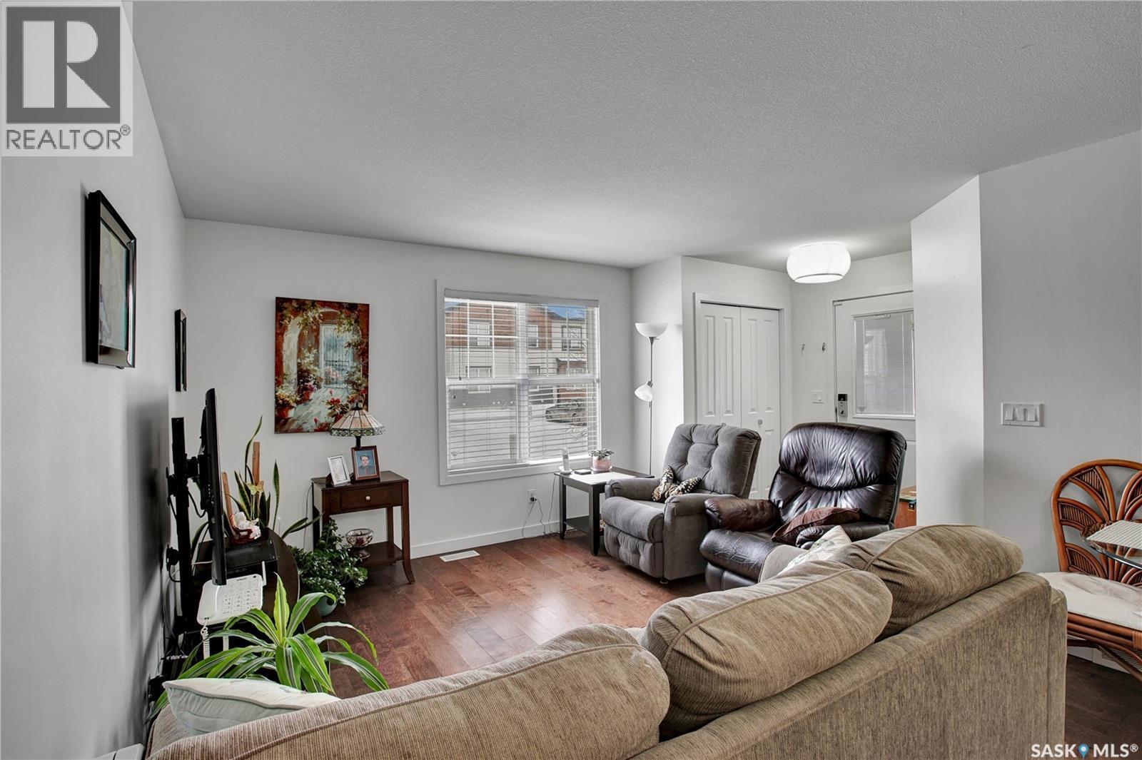 421 2315 Mcclocklin Road, Saskatoon, SK - Indoor Photo Showing Living Room