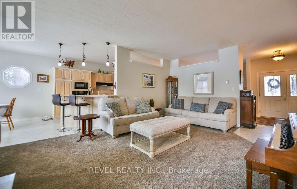 1075 Dalton Road, Timmins (Ts - Dalton), ON - Indoor Photo Showing Living Room