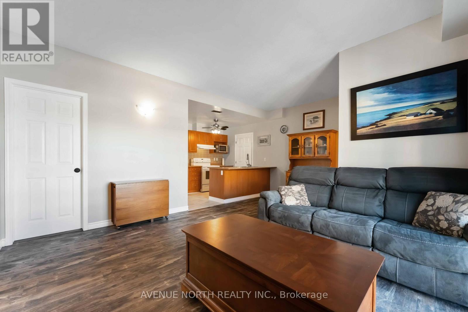 B - 101 Artesa Private, Ottawa, ON - Indoor Photo Showing Living Room