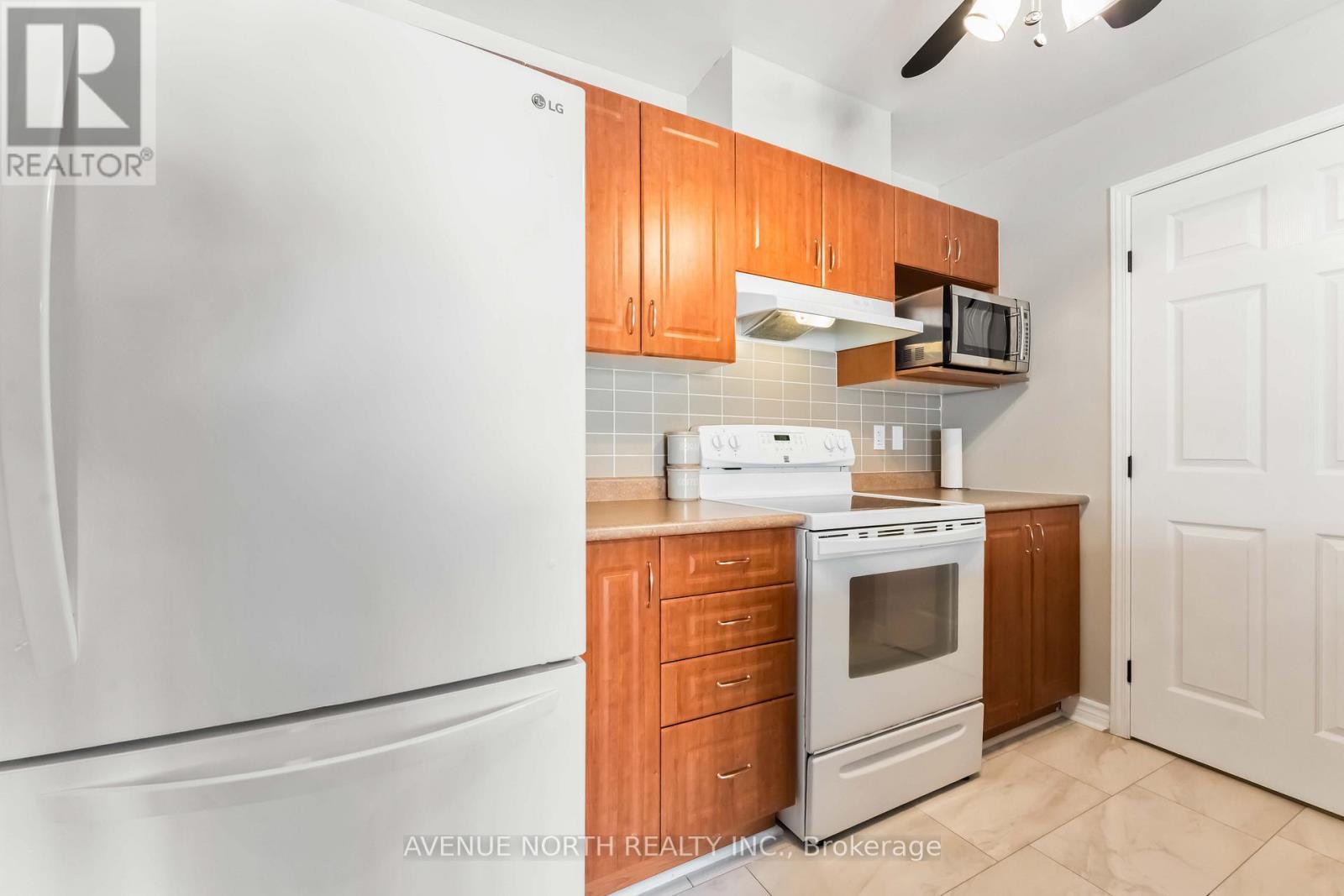 B - 101 Artesa Private, Ottawa, ON - Indoor Photo Showing Kitchen
