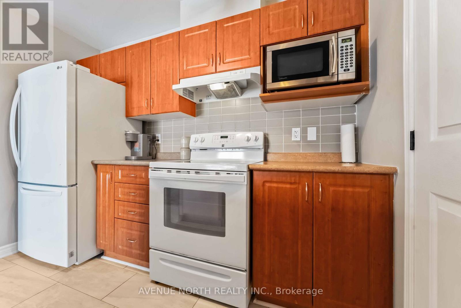 B - 101 Artesa Private, Ottawa, ON - Indoor Photo Showing Kitchen