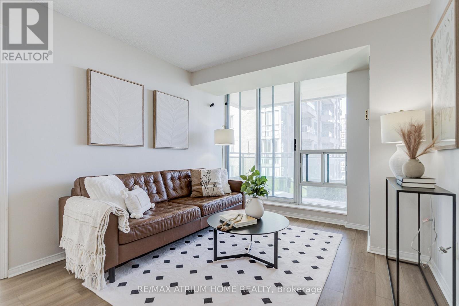 1703 - 3 Pemberton Avenue, Toronto, ON - Indoor Photo Showing Living Room
