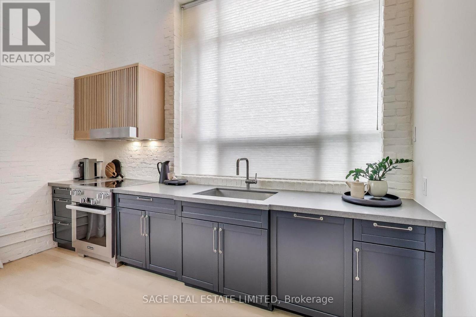 102A - 245 Carlaw Avenue, Toronto, ON - Indoor Photo Showing Kitchen