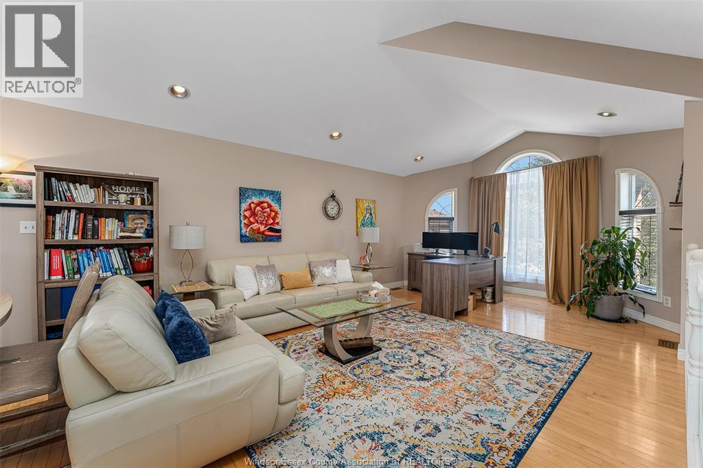 4753 Lavender, Windsor, ON - Indoor Photo Showing Living Room