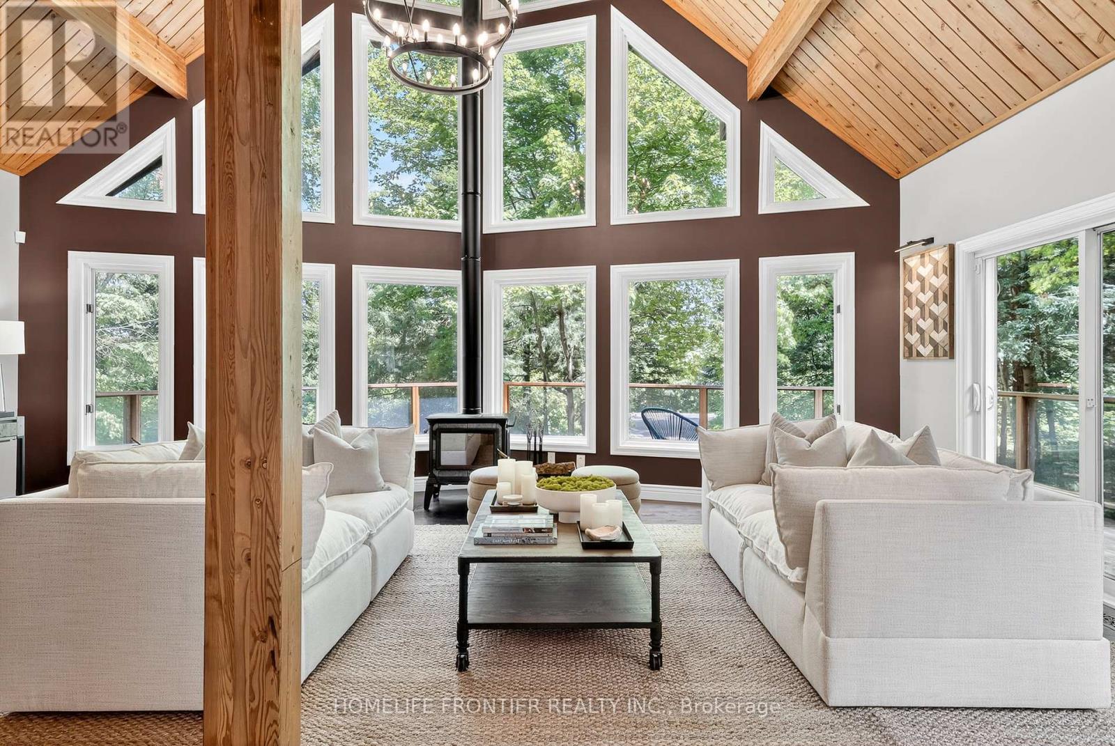7896 6Th Line, Essa, ON - Indoor Photo Showing Living Room