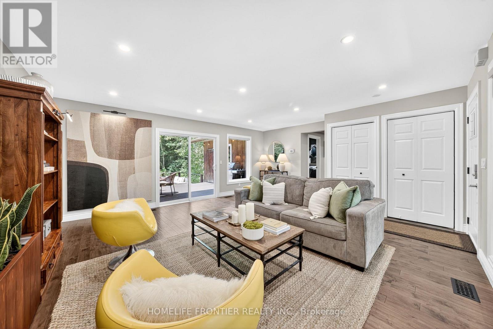 7896 6Th Line, Essa, ON - Indoor Photo Showing Living Room