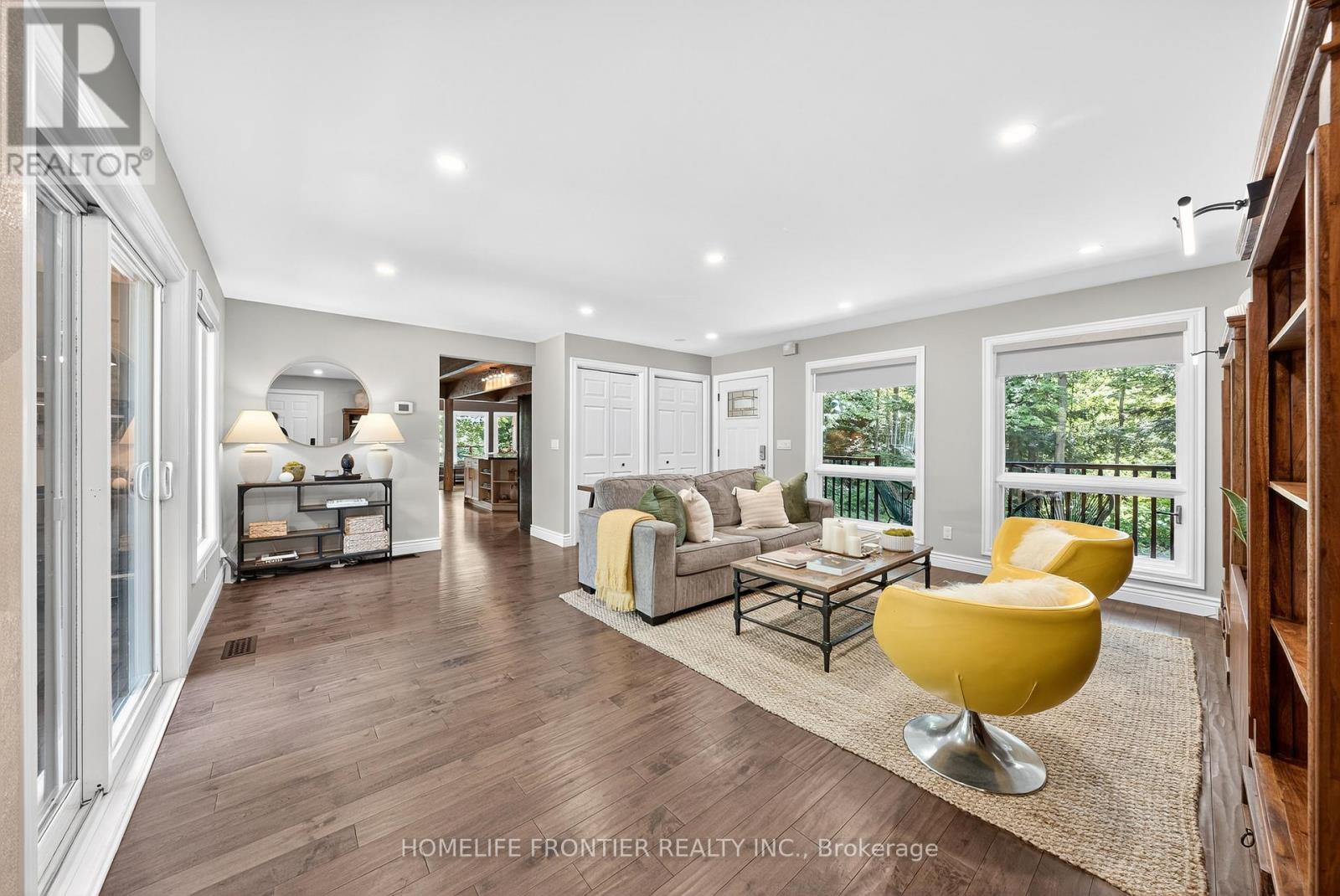 7896 6Th Line, Essa, ON - Indoor Photo Showing Living Room