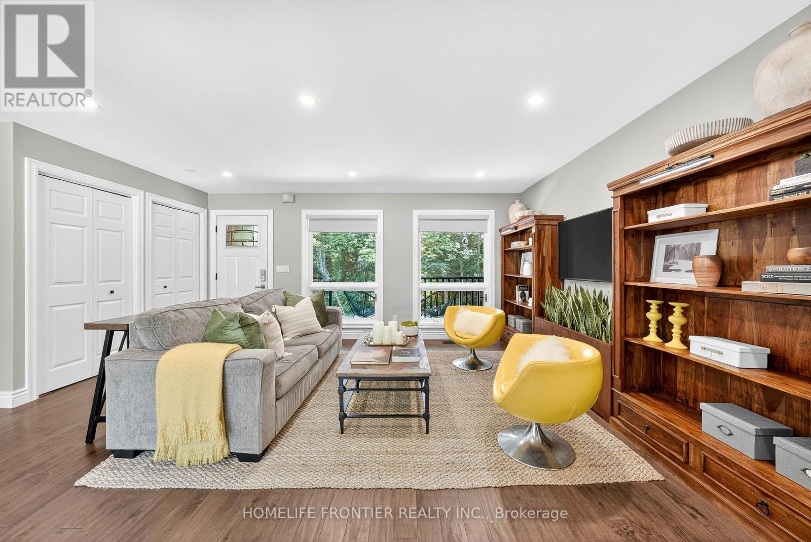 7896 6Th Line, Essa, ON - Indoor Photo Showing Living Room