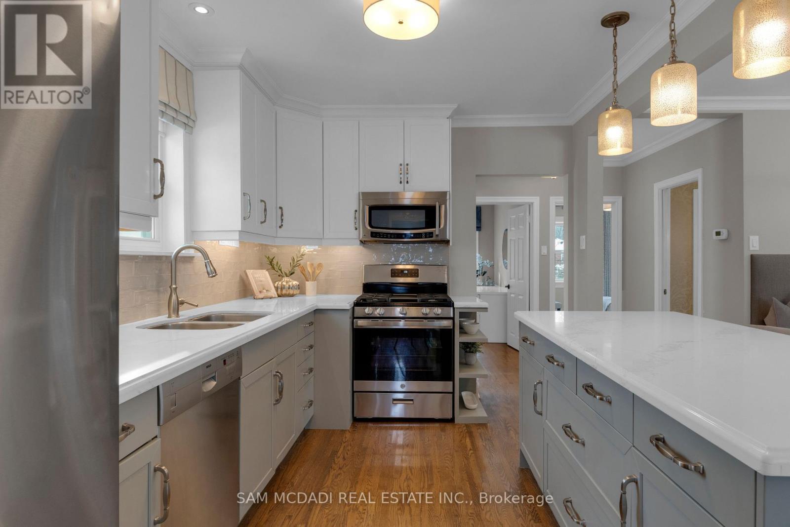 70 Thirty Seventh Street, Toronto, ON - Indoor Photo Showing Kitchen With Double Sink With Upgraded Kitchen