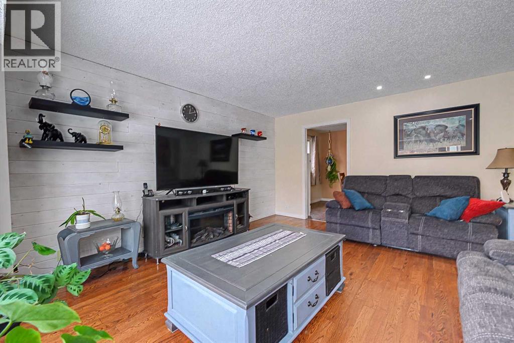 6331 Falton Road Ne, Calgary, AB - Indoor Photo Showing Living Room