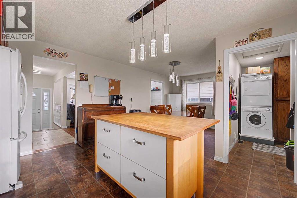 Island with additional storrage & seating - 6331 Falton Road Ne, Calgary, AB - Indoor Photo Showing Kitchen