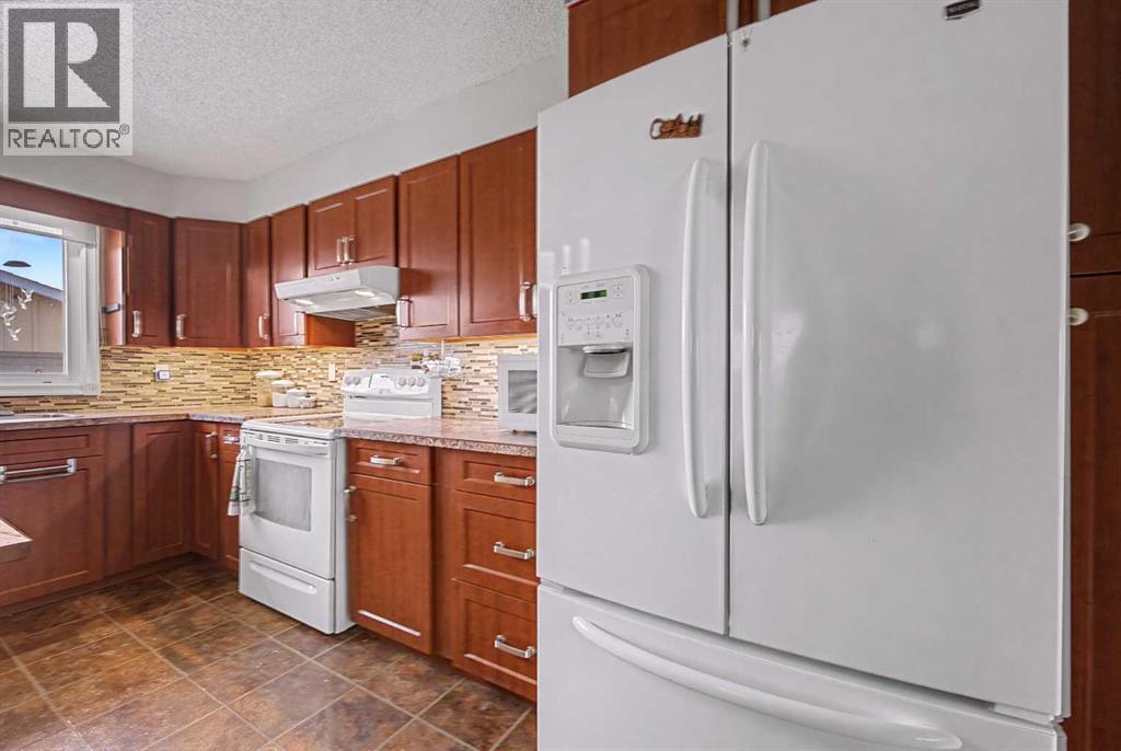 6331 Falton Road Ne, Calgary, AB - Indoor Photo Showing Kitchen