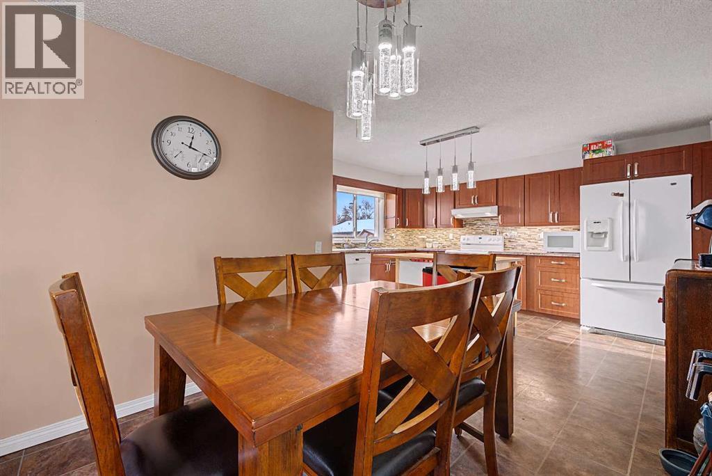 6331 Falton Road Ne, Calgary, AB - Indoor Photo Showing Dining Room