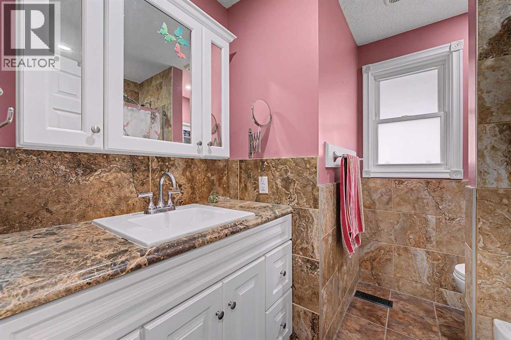 4pc bath - 6331 Falton Road Ne, Calgary, AB - Indoor Photo Showing Bathroom