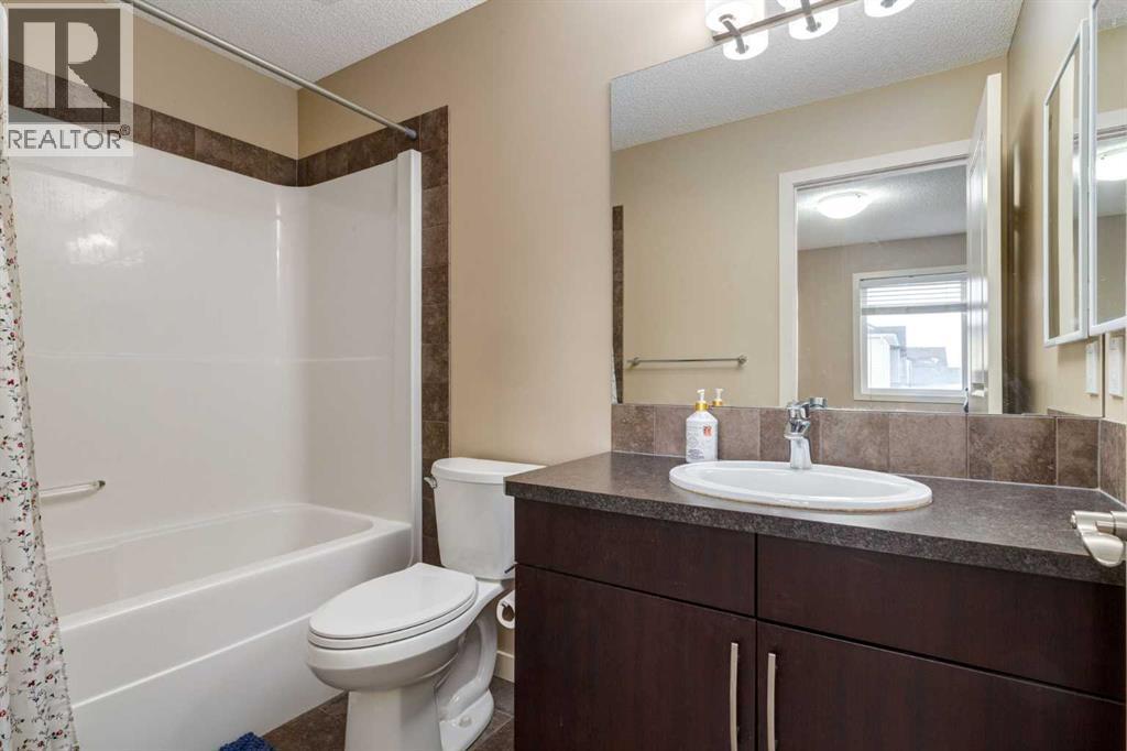 152 New Brighton Grove Se, Calgary, AB - Indoor Photo Showing Bathroom