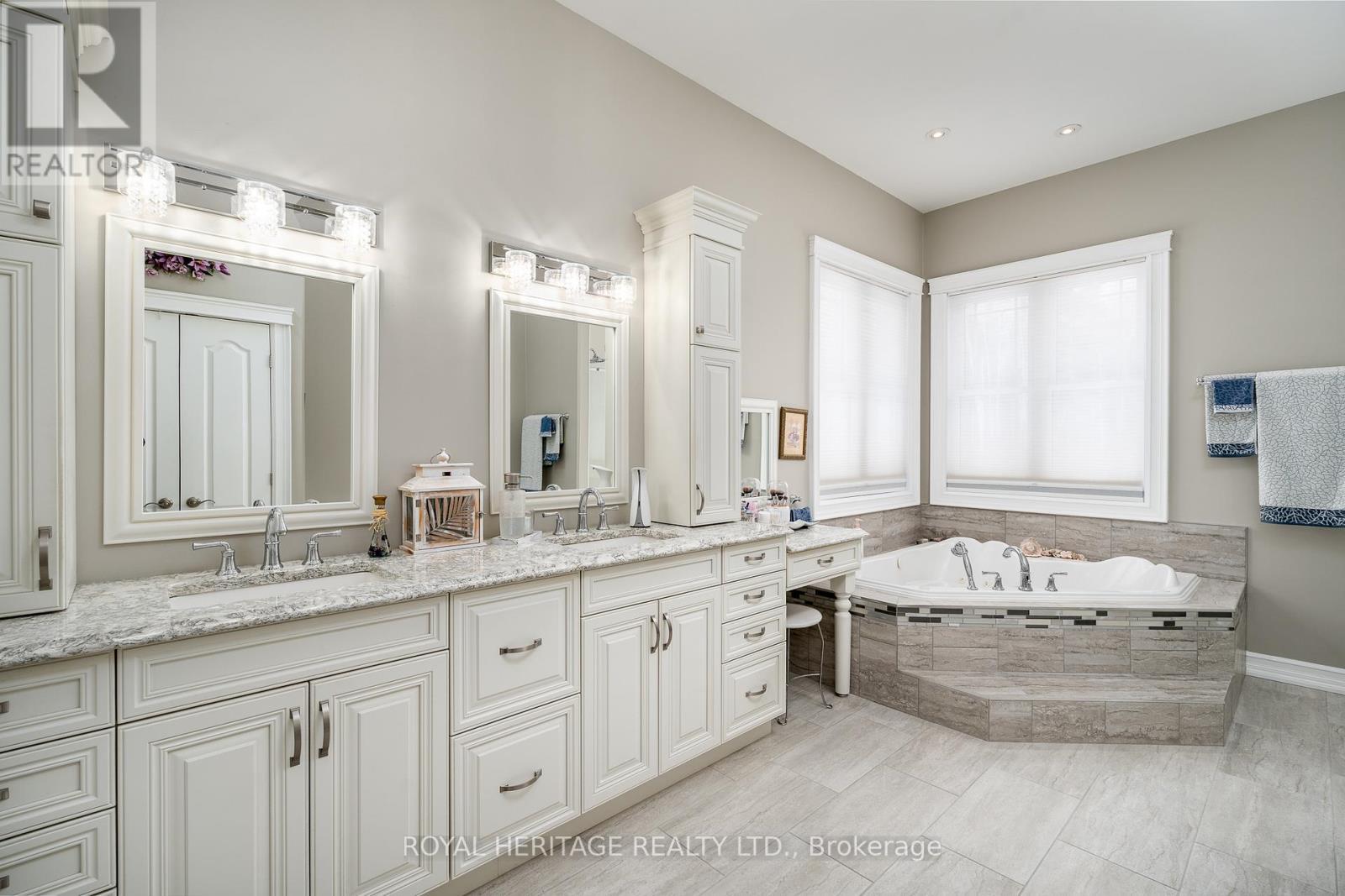 5pc Ensuite - 21564 Loyalist Parkway, Prince Edward County (Ameliasburg Ward), ON - Indoor Photo Showing Bathroom