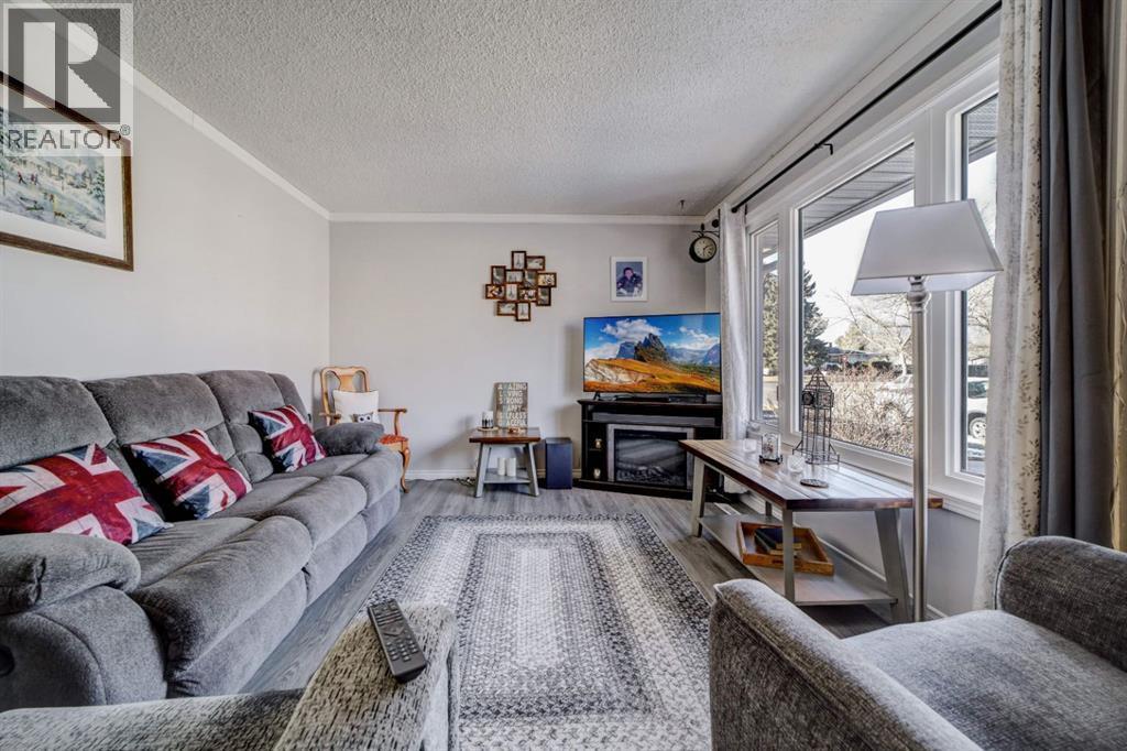 Living Room - 1510 12 Avenue N, Lethbridge, AB - Indoor Photo Showing Living Room