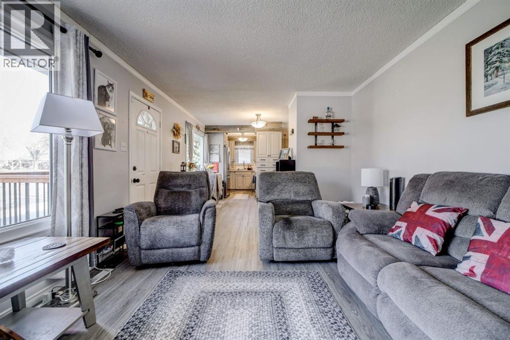 Living Room - 1510 12 Avenue N, Lethbridge, AB - Indoor Photo Showing Living Room