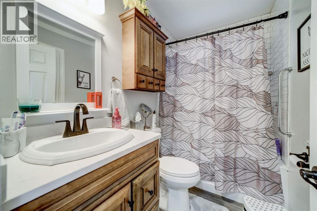 4-Piece Bathroom (Main) - 1510 12 Avenue N, Lethbridge, AB - Indoor Photo Showing Bathroom