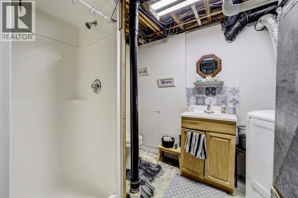 3-Piece Bathroom - 1510 12 Avenue N, Lethbridge, AB - Indoor