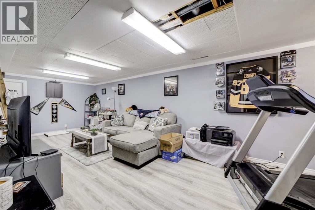 Large Family Room - 1510 12 Avenue N, Lethbridge, AB - Indoor