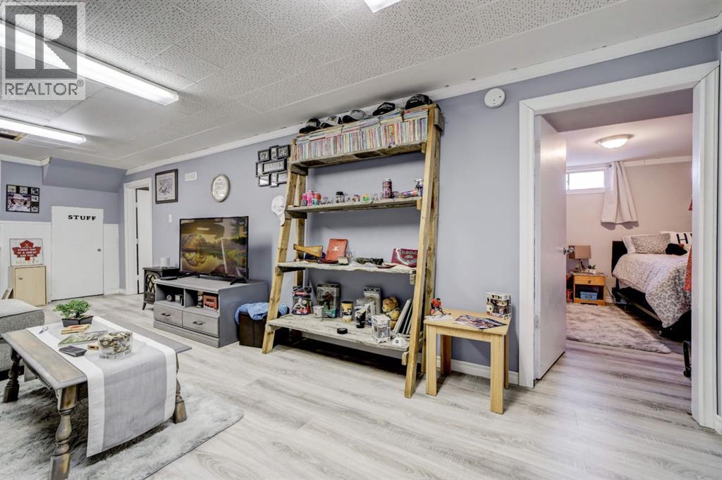 Large Family Room - 1510 12 Avenue N, Lethbridge, AB - Indoor