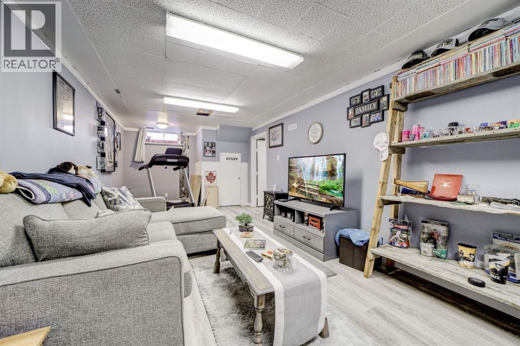 Large Family Room - 1510 12 Avenue N, Lethbridge, AB - Indoor