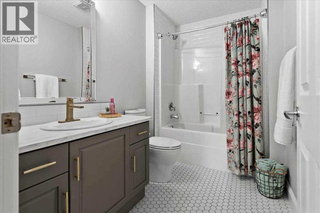 4 pce upper level bath - 255 Gleneagles View, Cochrane, AB - Indoor Photo Showing Bathroom