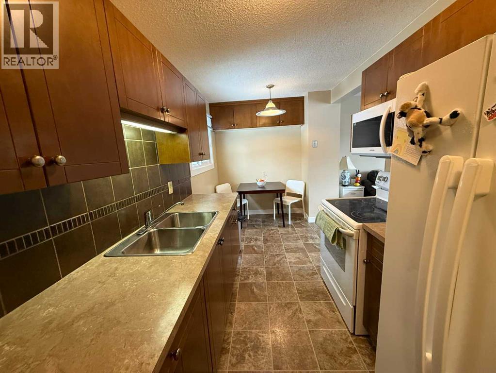 7, 65 Lafayette Boulevard, Lethbridge, AB - Indoor Photo Showing Kitchen With Double Sink