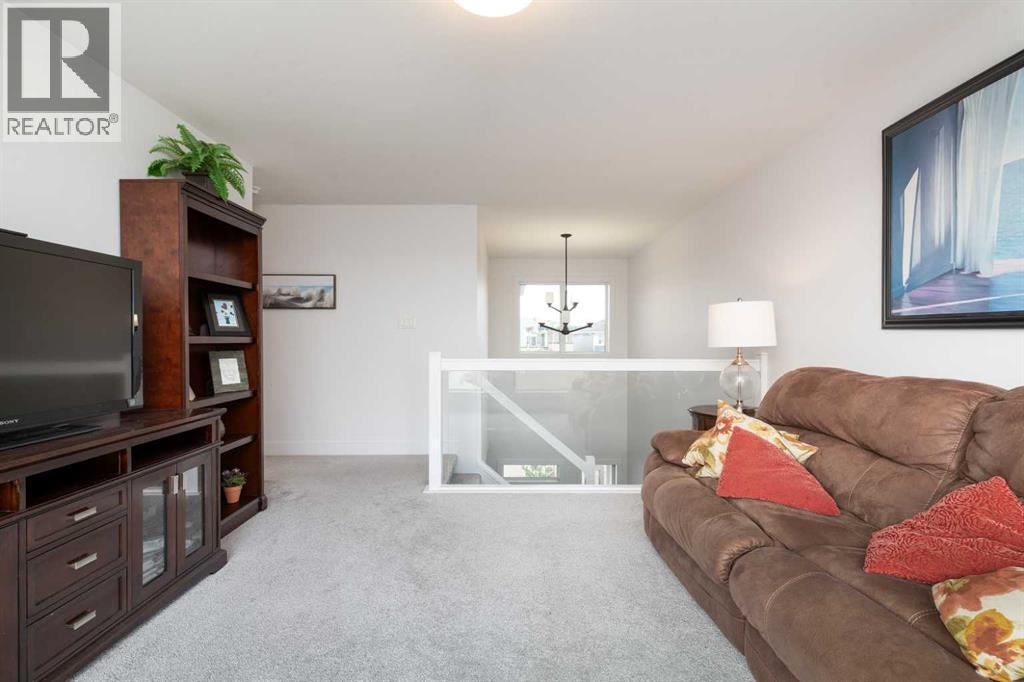 131 Goldenrod Way W, Lethbridge, AB - Indoor Photo Showing Living Room