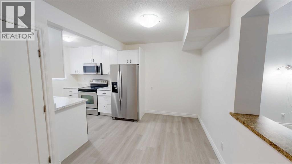 1, 115 Lafayette Boulevard W, Lethbridge, AB - Indoor Photo Showing Kitchen