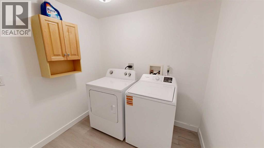 1, 115 Lafayette Boulevard W, Lethbridge, AB - Indoor Photo Showing Laundry Room