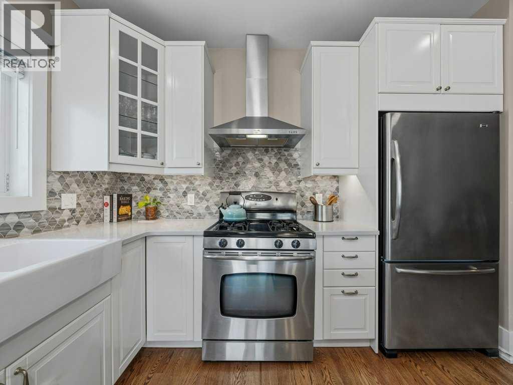 250 23 Avenue Ne, Calgary, AB - Indoor Photo Showing Kitchen With Stainless Steel Kitchen With Upgraded Kitchen
