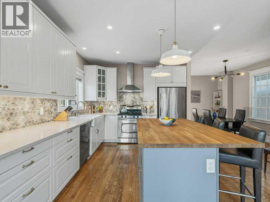 250 23 Avenue Ne, Calgary, AB - Indoor Photo Showing Kitchen With Stainless Steel Kitchen With Upgraded Kitchen