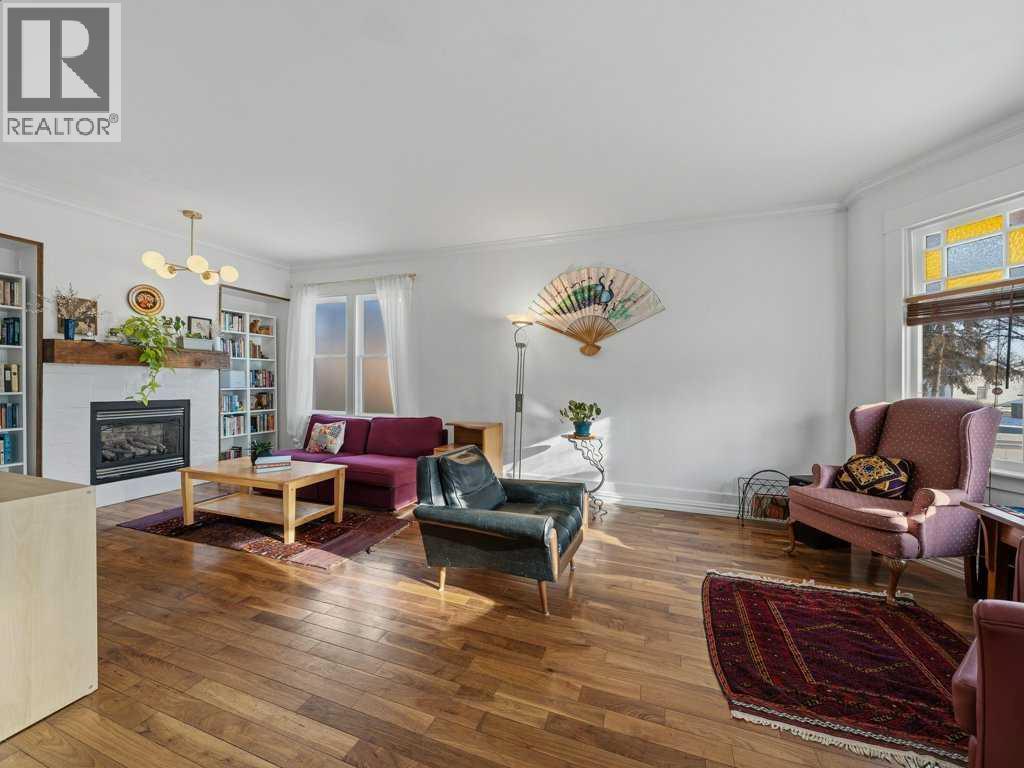 250 23 Avenue Ne, Calgary, AB - Indoor Photo Showing Living Room With Fireplace