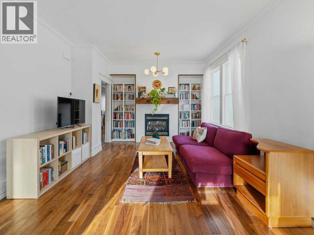 250 23 Avenue Ne, Calgary, AB - Indoor Photo Showing Living Room With Fireplace