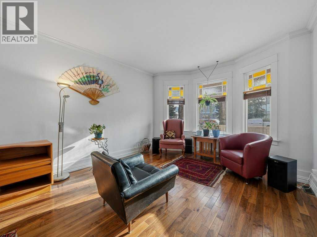 250 23 Avenue Ne, Calgary, AB - Indoor Photo Showing Living Room