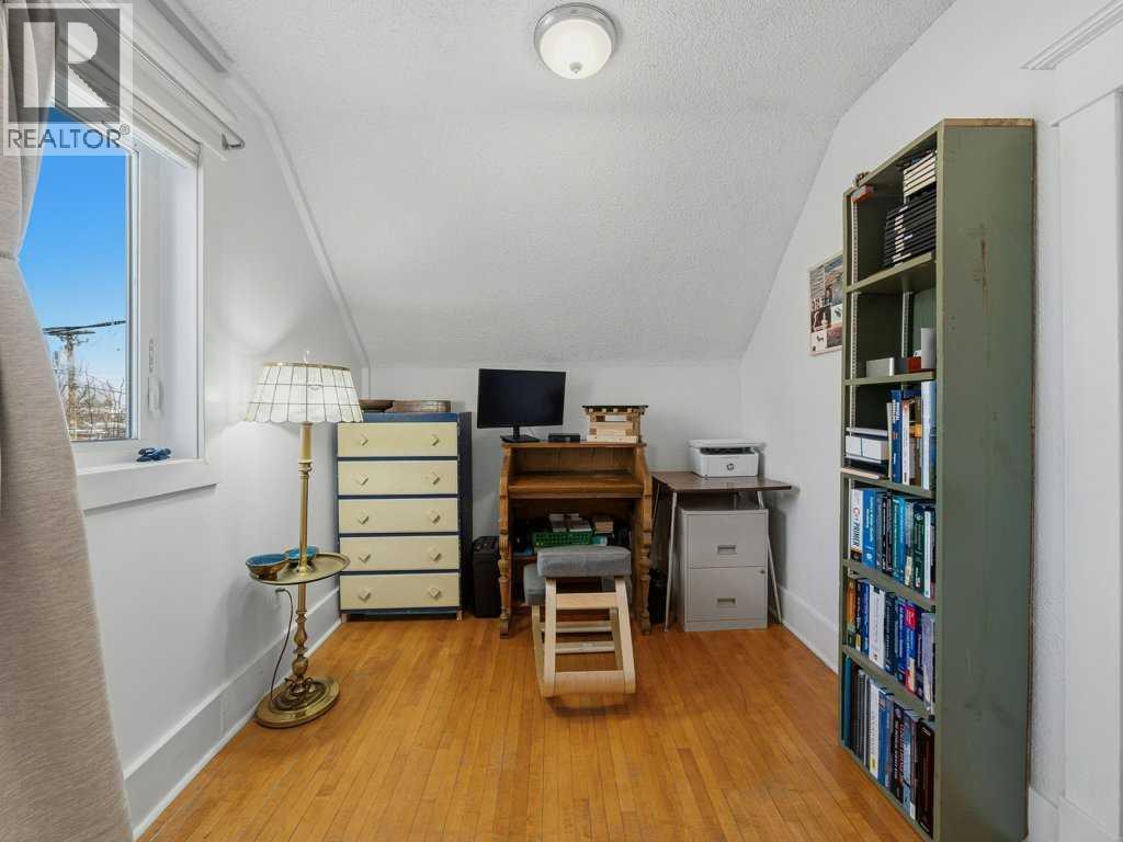 Bedroom 2 - 250 23 Avenue Ne, Calgary, AB - Indoor