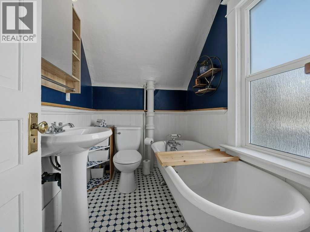 Main Bathroom - 250 23 Avenue Ne, Calgary, AB - Indoor Photo Showing Bathroom