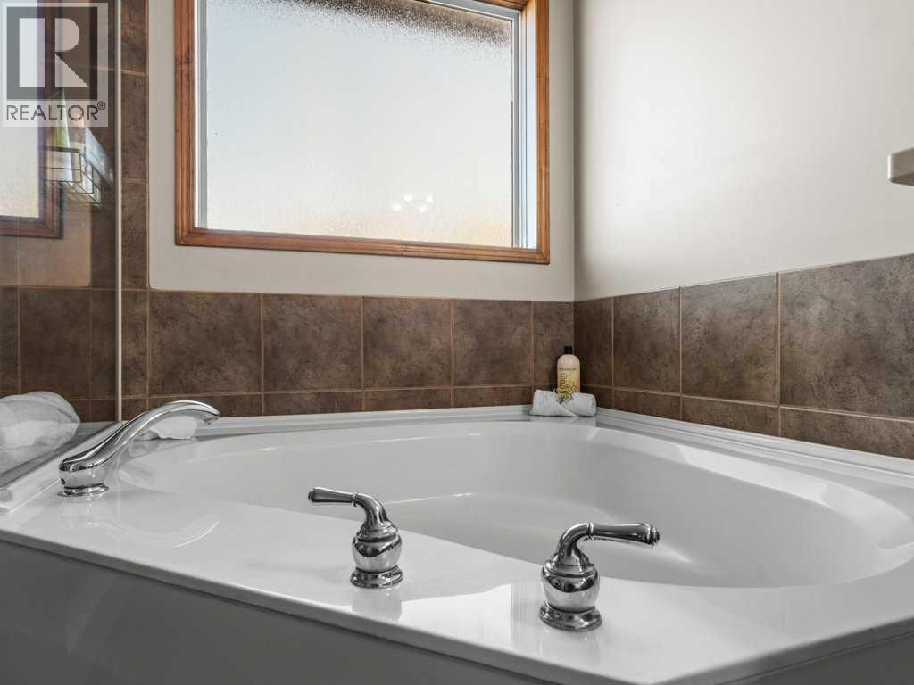 108 Pantego Rise Nw, Calgary, AB - Indoor Photo Showing Bathroom