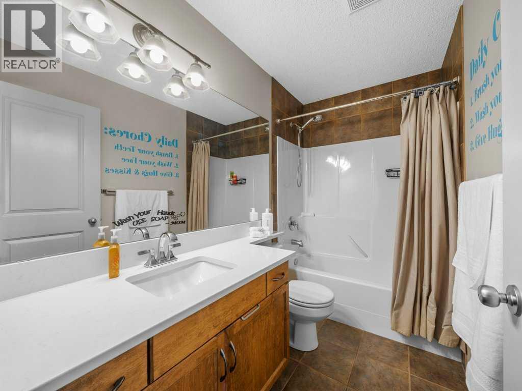 108 Pantego Rise Nw, Calgary, AB - Indoor Photo Showing Bathroom