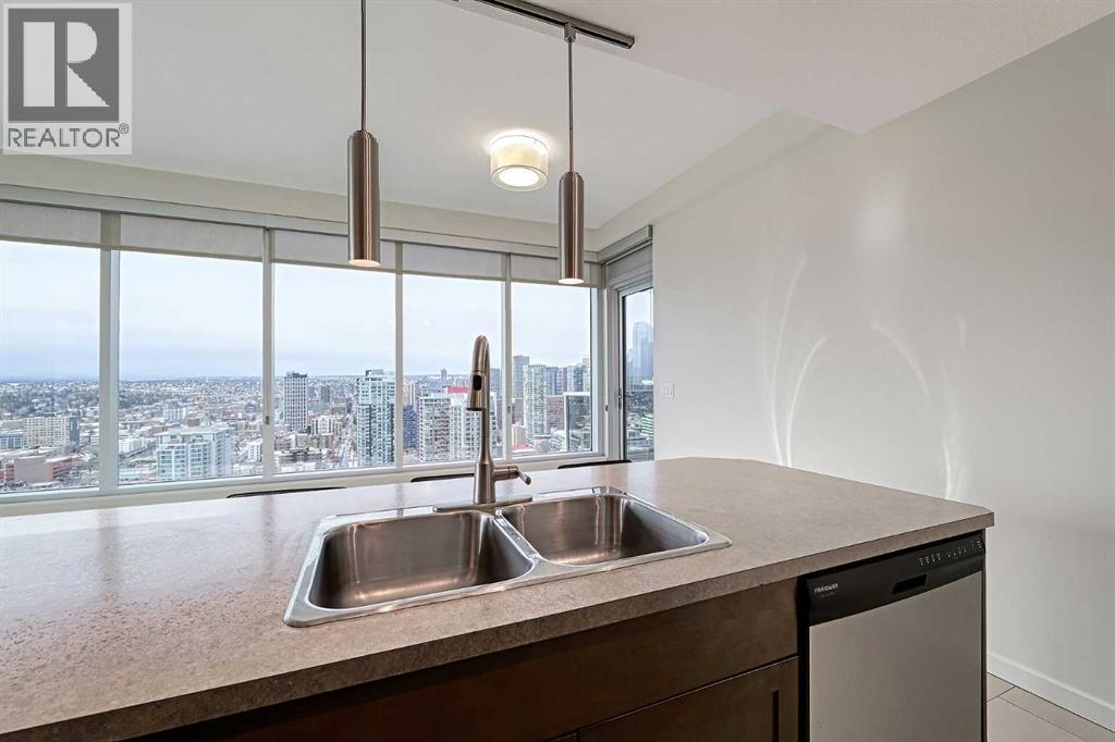 2804, 1320 1 Street Se, Calgary, AB - Indoor Photo Showing Kitchen With Double Sink