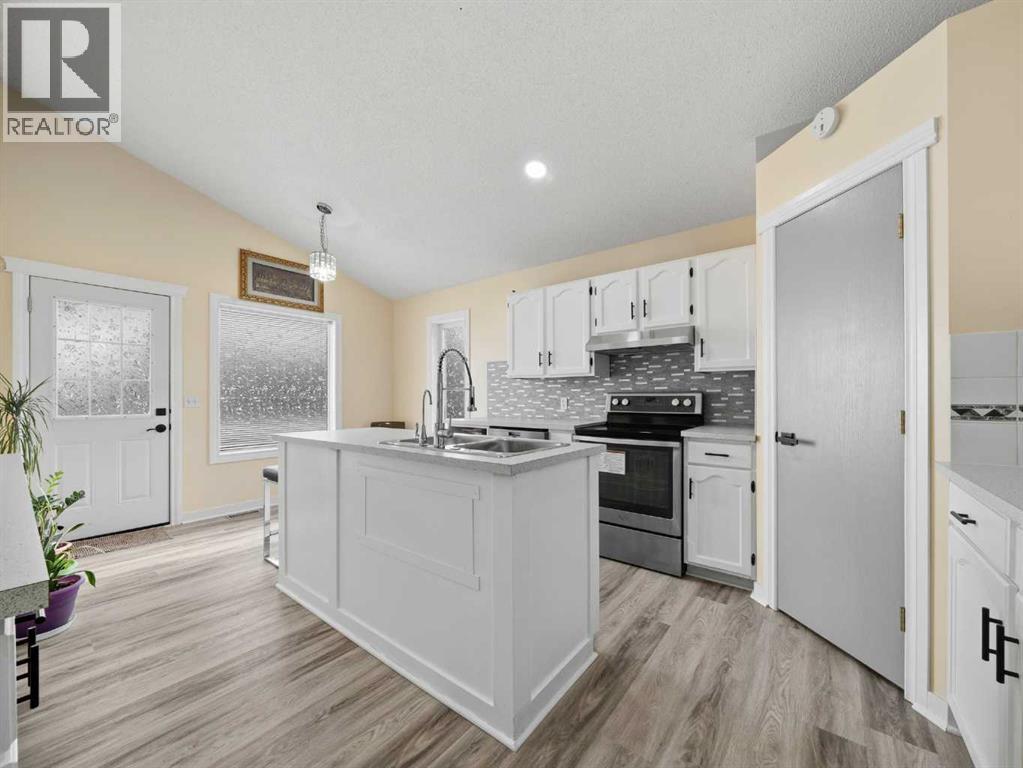 109 Somerset Close Sw, Calgary, AB - Indoor Photo Showing Kitchen