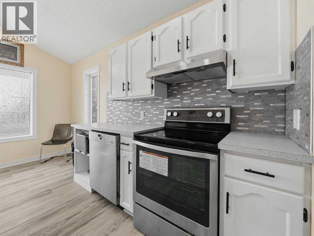 109 Somerset Close Sw, Calgary, AB - Indoor Photo Showing Kitchen