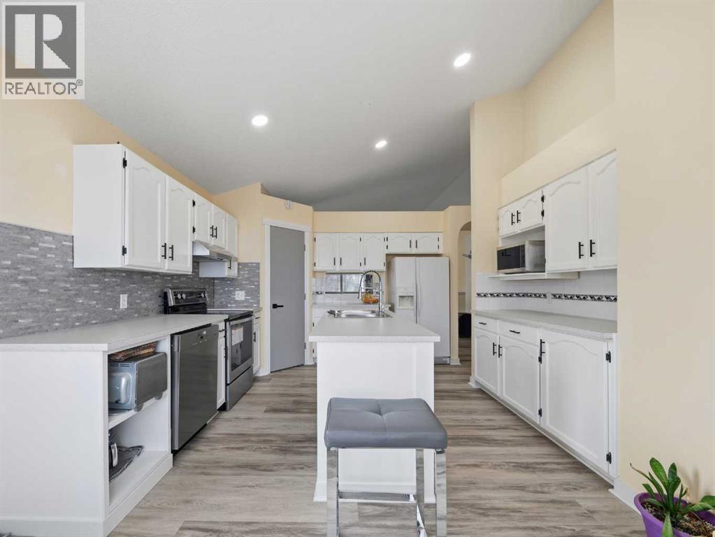 109 Somerset Close Sw, Calgary, AB - Indoor Photo Showing Kitchen