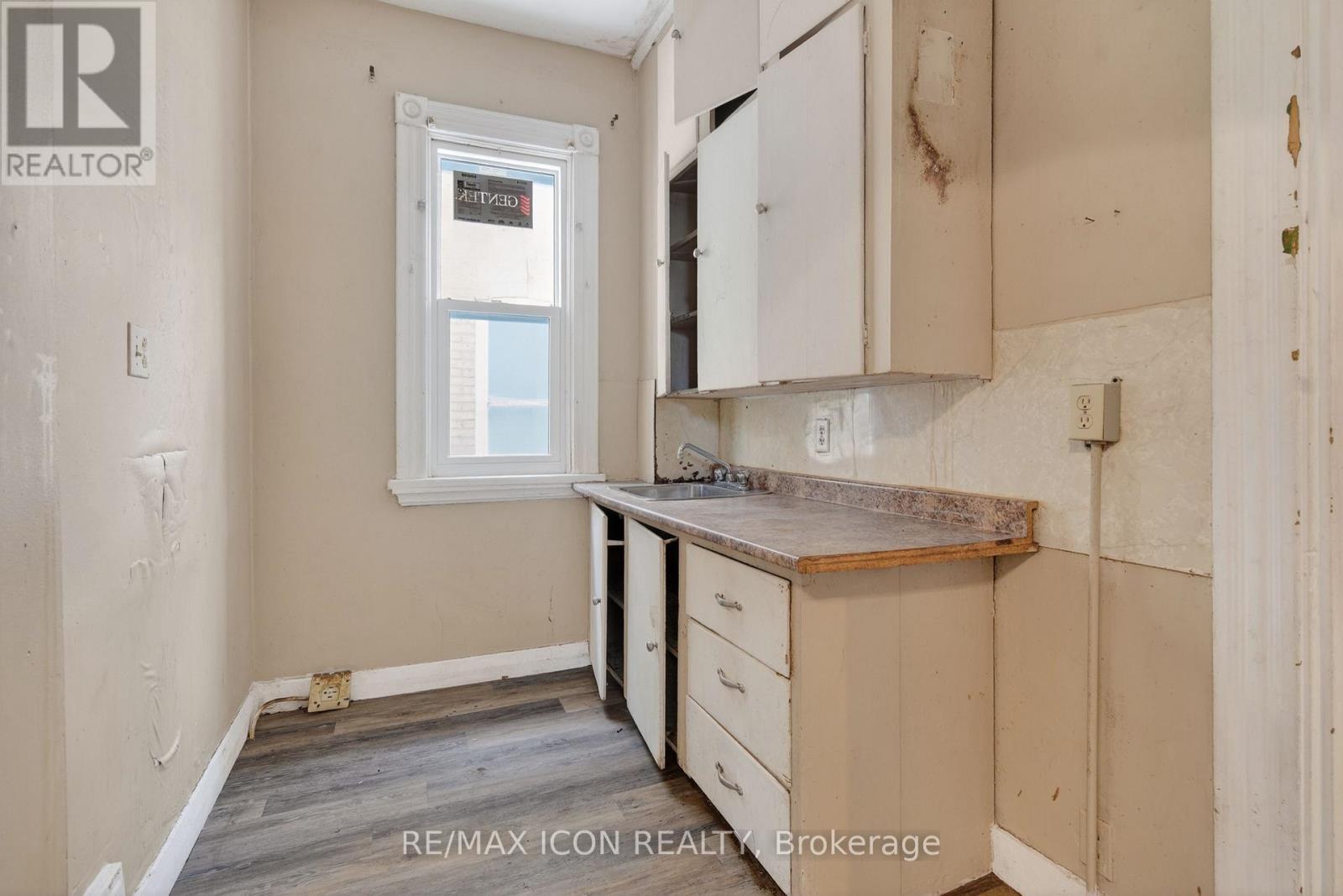 Unit 2 - 720 Queens Avenue, London East (East G), ON - Indoor