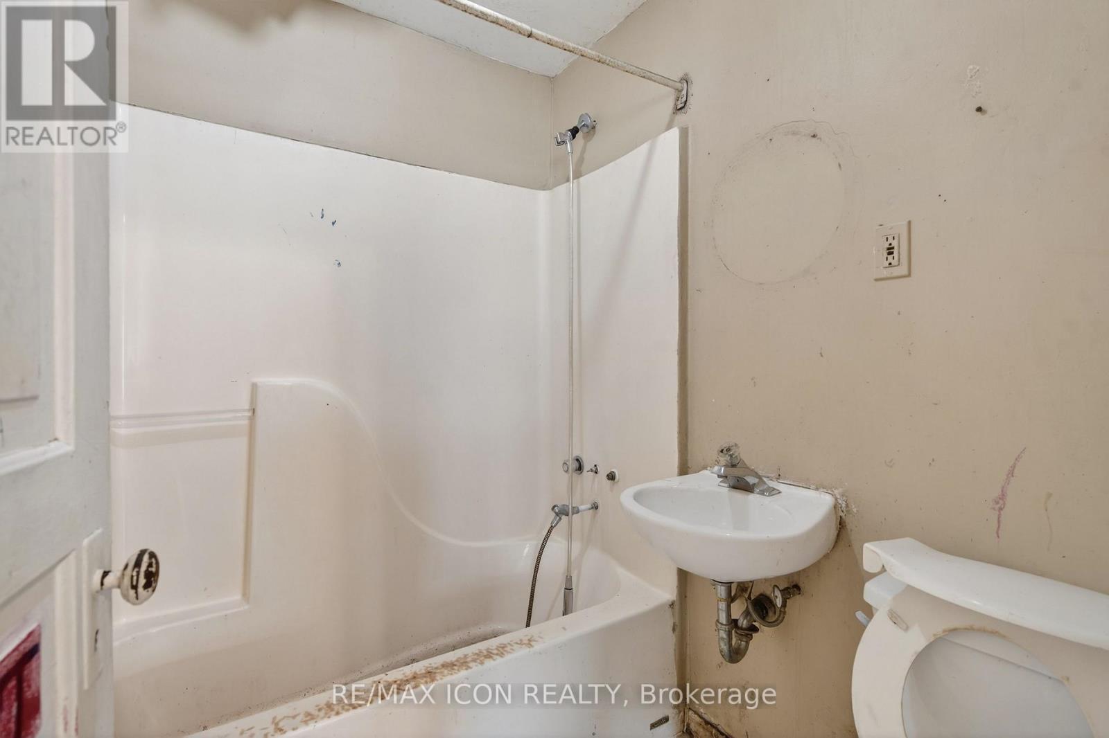 Unit 2 - 720 Queens Avenue, London East (East G), ON - Indoor Photo Showing Bathroom