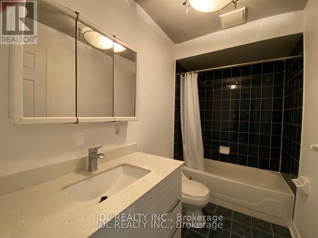 618 Leatherleaf Drive, Mississauga, ON - Indoor Photo Showing Bathroom
