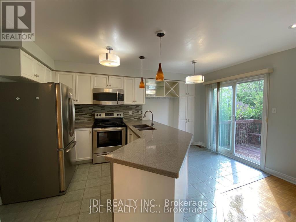 618 Leatherleaf Drive, Mississauga, ON - Indoor Photo Showing Kitchen With Double Sink