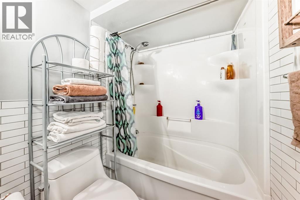 306, 1712 38 Street Se, Calgary, AB - Indoor Photo Showing Bathroom